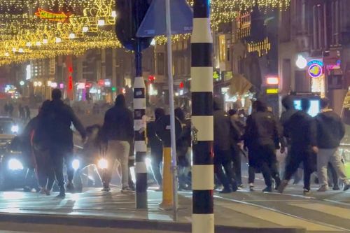 Bạo lực chống người hâm mộ bóng đá Israel ở Amsterdam, Hà Lan cấm biểu tình 3 ngày