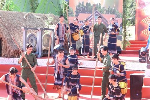 Tái hiện hình ảnh giã gạo nuôi quân trên sóc Bom Bo