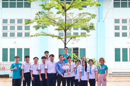 Trồng cây trong trường học để giảm thiểu ô nhiễm không khí cho học sinh