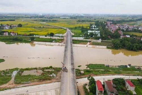 Gấp rút xây đường dẫn lên cầu hơn 350 tỷ rồi… bỏ không