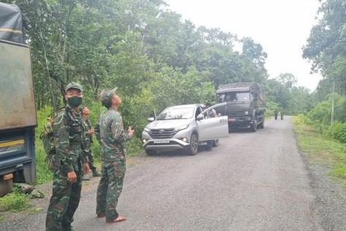 Lực lượng chức năng tăng cường chốt chặn bảo vệ khu vực máy bay Yak-130 rơi
