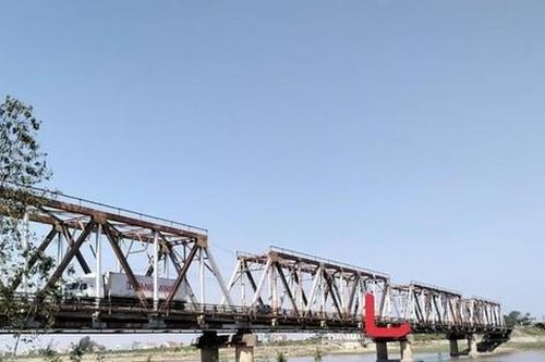 Bơi ra giữa sông cứu người phụ nữ nhảy từ trên cầu Cẩm Lý xuống