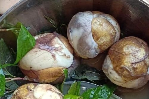3 điều cần tránh khi ăn trứng vịt lộn
