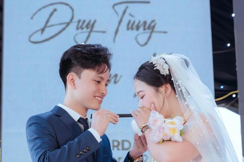 Chú rể Hà Nội nhúng lẩu, mời cô dâu thưởng thức ngay trên sân khấu lễ cưới
