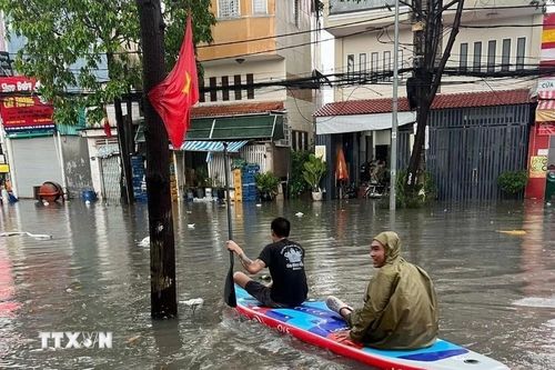 Bình Dương: Lại xuất hiện cảnh chèo thuyền giữa Thủ Dầu Một sau cơn mưa lớn