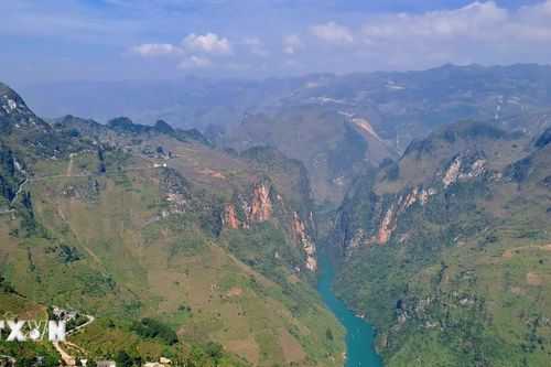 Cao nguyên đá Đồng Văn tháng 11: Núi xanh mướt, trời xanh trong, sông xanh thẳm