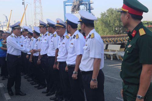 Quân chủng Hải quân và Thành ủy TP Hồ Chí Minh đi thăm vùng biển, đảo Tây Nam và nhà giàn DKI/10