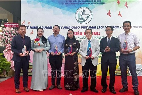 Khích lệ chuyên gia, kiều bào có nhiều đóng góp xây dựng quê hương