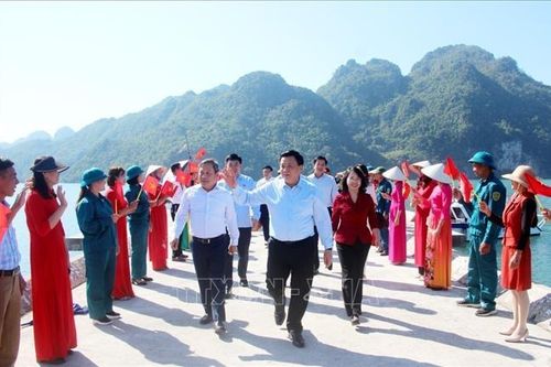 Ủy viên Bộ Chính trị Nguyễn Xuân Thắng dự Ngày hội Đại đoàn kết tại xã Bản Sen