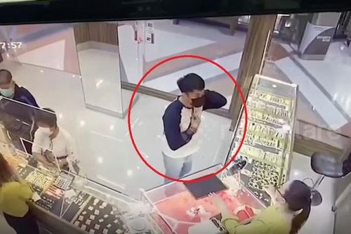 Clip: Vờ mua hàng, người đàn ông cầm dây chuyền vàng rồi bỏ chạy