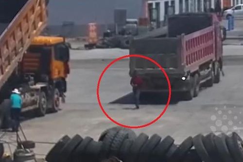 Clip: Lùi xe, tài xế xe tải cán trúng người đàn ông đi bộ và cái kết
