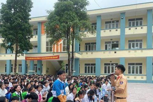 CSGT Thanh Hóa phối hợp tuyên truyền luật giao thông cho học sinh 341 trường