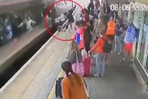 Xe đẩy bị tàu hỏa đâm trúng, bé 2 tháng tuổi thoát chết trong gang tấc