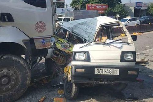 Bản tin TNGT 9/11: Tai nạn liên hoàn trên quốc lộ 1, ôtô 9 chỗ biến dạng