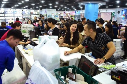 Lạc quan về tăng trưởng kinh tế, người Việt tăng chi tiêu