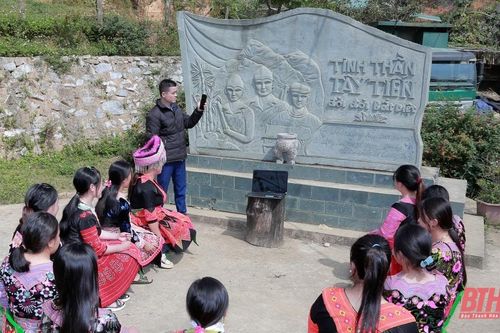 Đưa 'nghị trường Quốc hội' đến với bản Mông