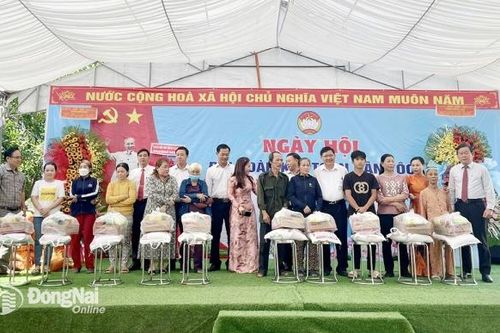 Trưởng ban Tổ chức Tỉnh ủy Đào Văn Phước dự ngày hội đại đoàn kết toàn dân tộc với nhân dân ấp Hòa Trung, xã Ngọc Định, huyện Định Quán