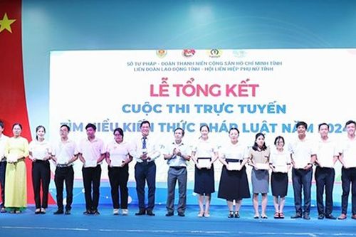 Sống và làm việc theo Hiến pháp và pháp luật