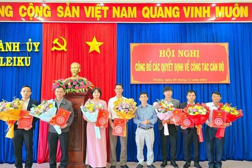 Pleiku: Công bố 7 quyết định về công tác cán bộ