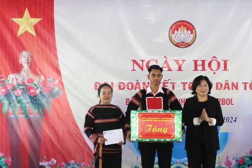 Trưởng ban Dân vận Tỉnh ủy Phạm Thị Tố Hải dự Ngày hội Đại đoàn kết toàn dân tộc tại bôn Rưng Ma Nhiu
