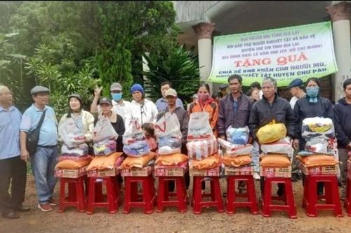 Tặng 120 suất quà cho người mù, người khuyết tật huyện Chư Păh