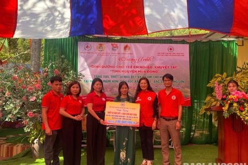 Hội Chữ thập đỏ tỉnh phối hợp tổ chức chương trình Tình nguyện mùa đông và Chương trình Dinh dưỡng cho trẻ em nghèo khuyết tật tại huyện Bắc Sơn