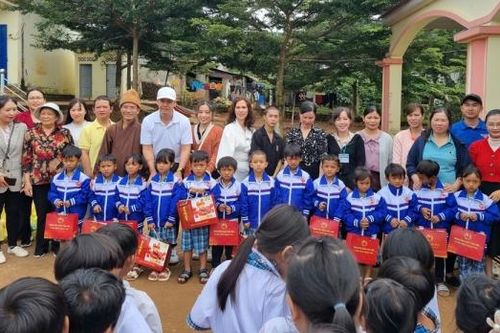 Đức Trọng: Trao 147 phần quà cho học sinh dân tộc thiểu số có hoàn cảnh khó khăn