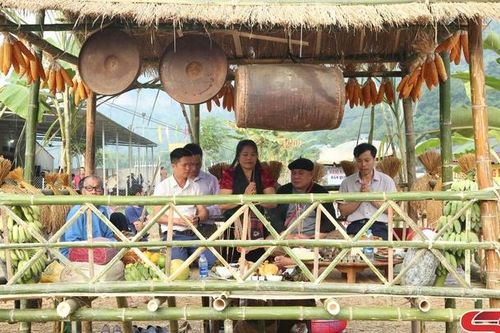 Rộn ràng Lễ hội mừng cơm mới xã Chim Vàn