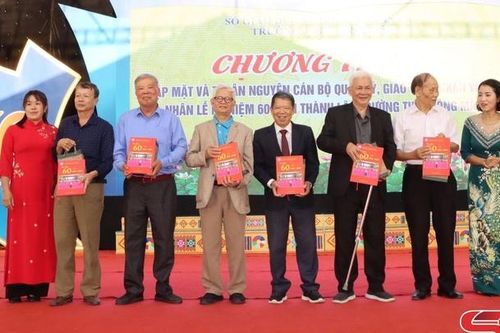 Gặp mặt tri ân nguyên cán bộ, quản lý, giáo viên, nhân viên nhân Kỷ niệm 60 năm thành lập Trường THPT Sông Mã