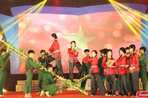 Giao lưu văn nghệ chào mừng Kỷ niệm 60 năm thành lập Trường THPT Sông Mã