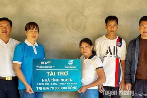 BIDV Tuyên Quang trao 70 triệu đồng làm nhà cho người khuyết tật tại Na Hang
