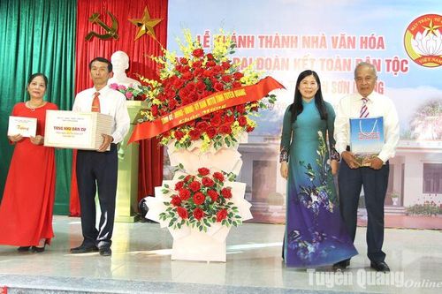 Phó Chủ tịch HĐND tỉnh Lê Thị Thanh Trà dự Ngày hội Đại đoàn kết tại thị trấn Sơn Dương