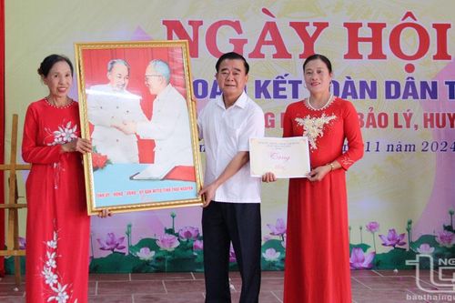 Lãnh đạo tỉnh dự Ngày hội Đại đoàn kết tại Phú Bình