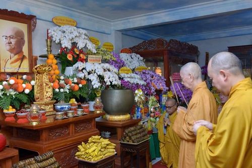 Đức Pháp chủ GHPGVN tưởng niệm Trưởng lão Hòa thượng Thích Hiển Pháp