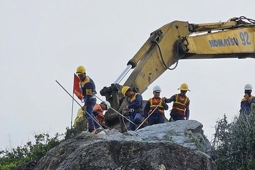 Kích hoạt 20kg thuốc nổ để phá dỡ tảng đá 'treo' trên sườn núi bên đường đèo Cù Hin