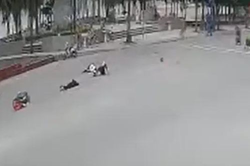 Nam sinh lái xe đâm thẳng vào cụ ông đi xe đạp