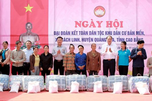 Phó Chủ tịch UBND tỉnh Hoàng Văn Thạch dự Ngày hội Đại đoàn kết toàn dân tộc tại huyện Quảng Hòa