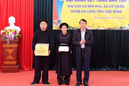 Chủ tịch UBND tỉnh Hoàng Xuân Ánh dự Ngày hội Đại đoàn kết tại khu dân cư Bản Nha