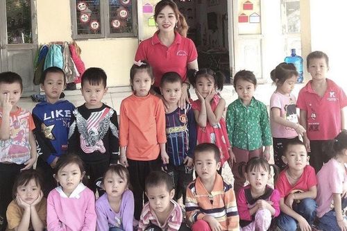 Câu chuyện cảm động về những cô giáo trẻ: Dành cả tuổi thanh xuân để 'cõng chữ lên non'