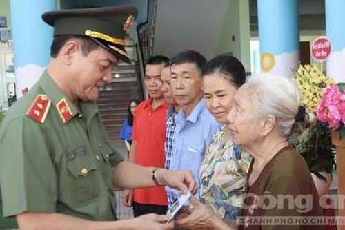 Trung tướng Lê Hồng Nam dự Ngày hội Đại đoàn kết toàn dân tộc tại quận Tân Bình