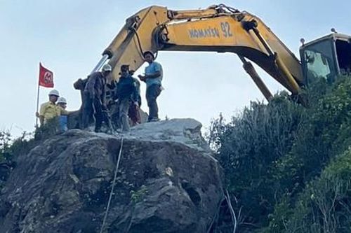 Khánh Hòa: Hòn đá nặng hàng tấn trên đèo Cù Hin nguy cơ lăn xuống đường đã bị 'đánh tan'