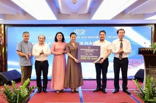 CLB Nhà báo xứ Nghệ tại TP.HCM trao 400 xe đạp cho học sinh vượt khó