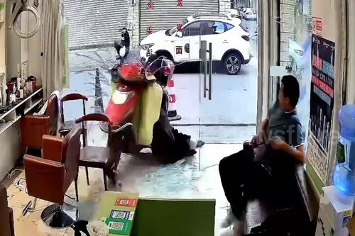 Vô tình vặn tay ga, cả người và xe lao vào tiệm làm tóc