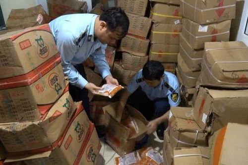 Đón lõng xe tải để kiểm tra đột xuất, lực lượng chức năng ngăn chặn gần 2 tấn bánh kẹo, trái cây sấy nhập lậu