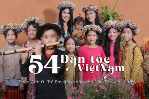 Phúc Anh cùng Nông Thúy Hằng mang niềm vui đến trẻ em vùng cao