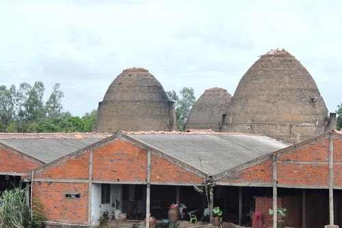 Nhọc nhằn 'phu gạch' cuối năm