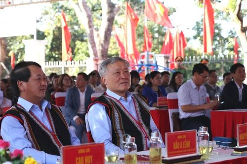 Phó Thủ tướng Thường trực Nguyễn Hòa Bình dự Ngày hội Đại đoàn kết toàn dân tộc tại làng Ia Nueng