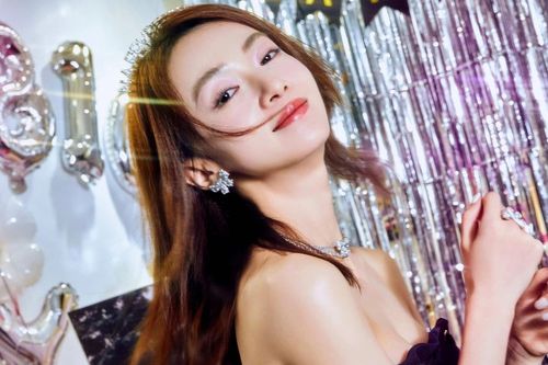 Ngô Cẩn Ngôn lộ bụng bầu