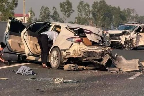 2 ô tô vỡ nát sau va chạm trên cao tốc Hà Nội - Hải Phòng