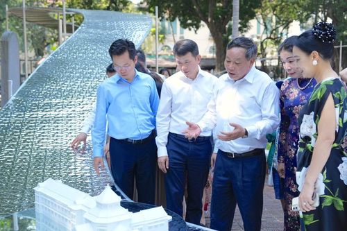 Phó Bí thư Thường trực Thành ủy Nguyễn Văn Phong tham quan không gian sáng tạo